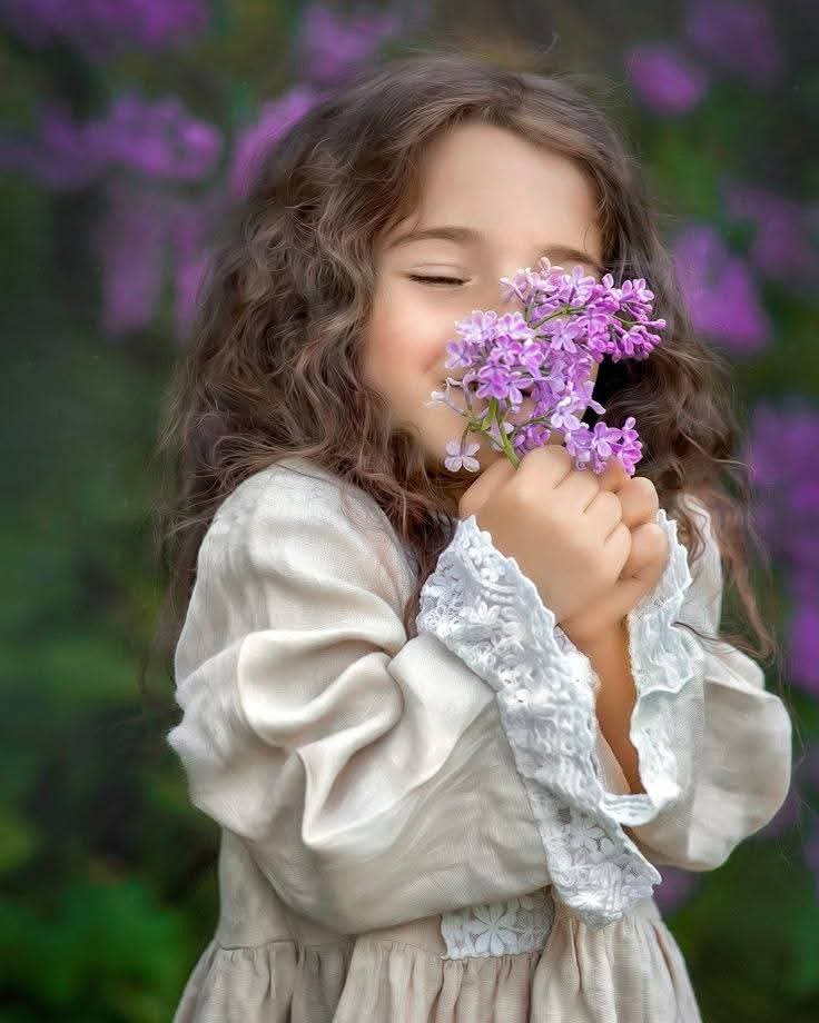 القُلُوبُ النَّقِيَّةُ تُضِيءُ الحَيَاةَ بِلُطْفِهَا،