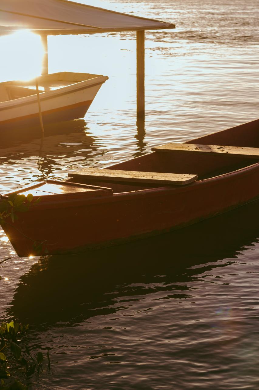 صورة قارب مع شروق الشمس جميلة